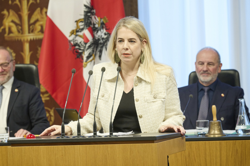 Am Rednerinnenpult Bundesrätin Isabella Theuermann (FPÖ)