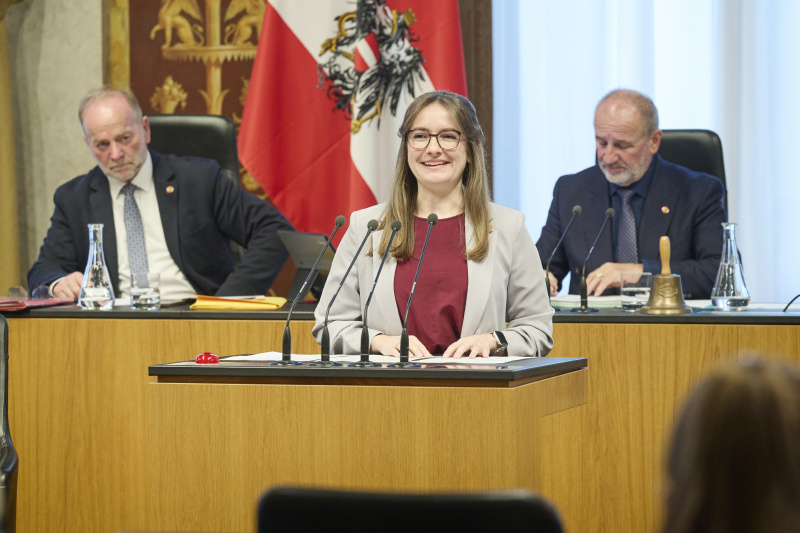 Am Rednerinnenpult Bundesrätin Julia Deutsch (NEOS)