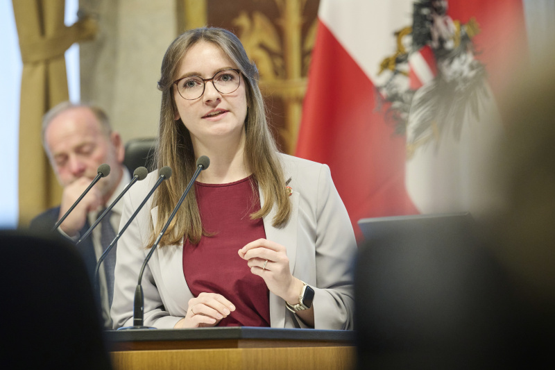 Am Rednerinnenpult Bundesrätin Julia Deutsch (NEOS)