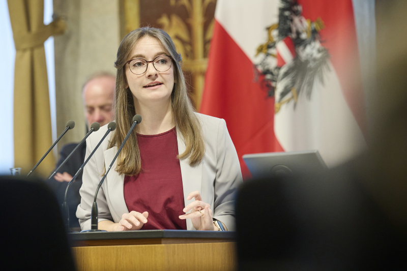 Am Rednerinnenpult Bundesrätin Julia Deutsch (NEOS)