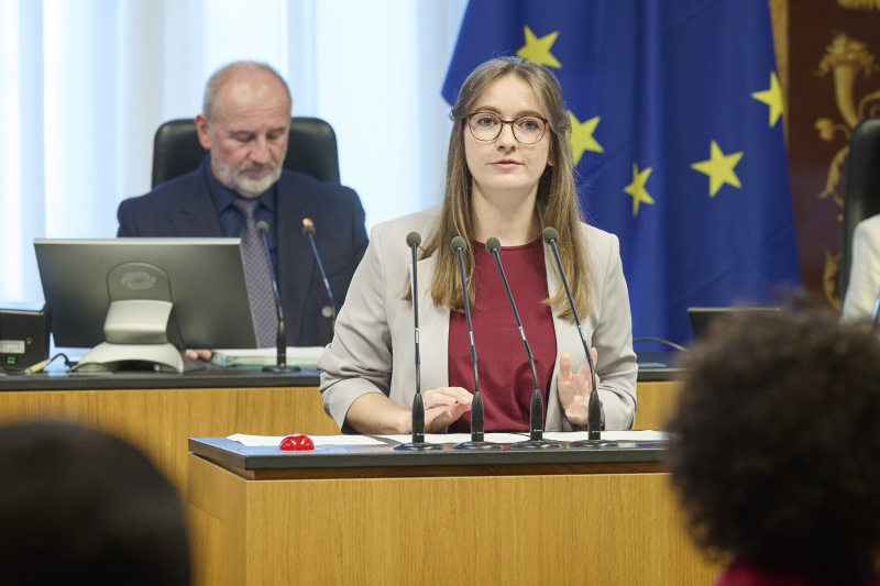 Am Rednerinnenpult Bundesrätin Julia Deutsch (NEOS)