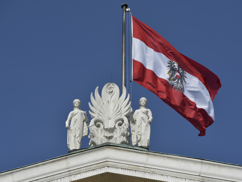 Giebel Verziehrung Akrotere mit Österreich-Fahne.