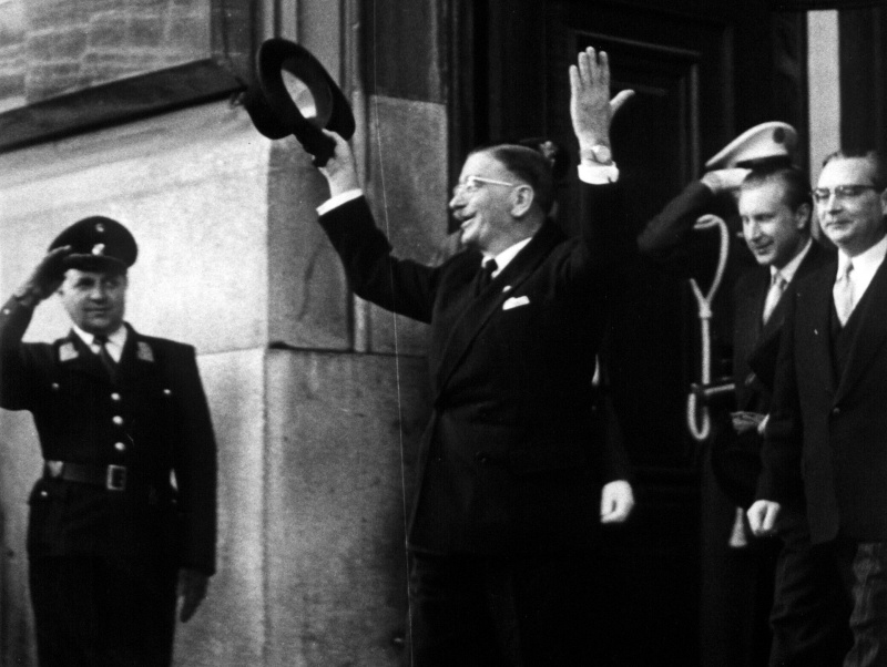 Außenminister Leopold Figl triumphiert nach der Konferenz2