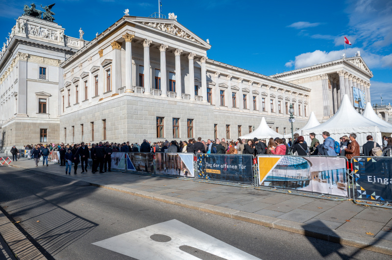 Besucherinnen und Besucher vor dem Parlament