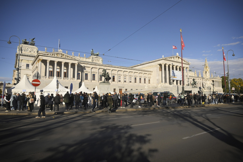 Besucherinnen und Besucher vor dem Parlament