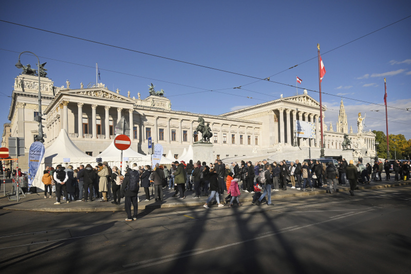 Besucherinnen und Besucher vor dem Parlament