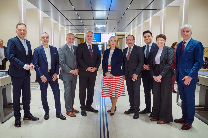 Von links: Nationalratsabgeordneter Philip Kucher (SPÖ), Nationalratsabgeordneter Herbert Kickl (FPÖ), Bundesratspräsident Peter Samt (FPÖ), Nationalratspräsident Walter Rosenkranz (FPÖ), Dritte Nationalratspräsidentin Doris Bures (SPÖ), Zweiter Nationalratspräsident Peter Haubner (ÖVP), Nationalratsabgeordneter Yannik Shetty (NEOS), Nationalratsabgeordnete Sigrid Maurer (GRÜNE), Parlamentsdirektor Harald Dossi