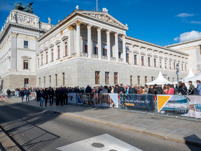Besucherinnen und Besucher vor dem Parlament