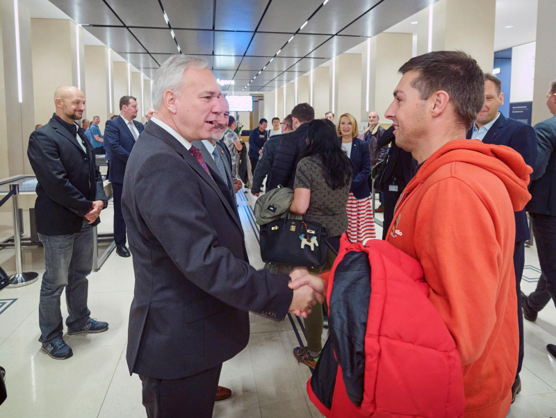 Von links: Nationalratspräsident Walter Rosenkranz (FPÖ) begrüßt die ersten Gäste