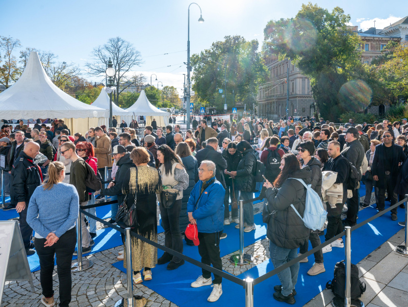Besucherinnen und Besucher vor dem Parlament
