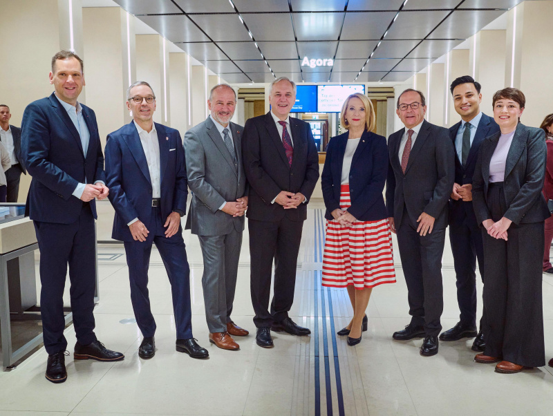 Von links: Nationalratsabgeordneter Philip Kucher (SPÖ), Nationalratsabgeordneter Herbert Kickl (FPÖ), Bundesratspräsident Peter Samt (FPÖ), Dritte Nationalratspräsidentin Doris Bures (SPÖ), Zweiter Nationalratspräsident Peter Haubner (ÖVP), Nationalratspräsident Walter Rosenkranz (FPÖ), Nationalratsabgeordneter Yannik Shetty (NEOS), Nationalratsabgeordnete Sigrid Maurer (GRÜNE), Parlamentsdirektor Harald Dossi