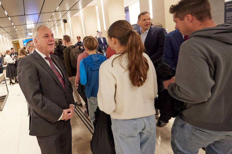 Nationalratspräsident Walter Rosenkranz (FPÖ) begrüßt die ersten Besucherinnen und Besucher