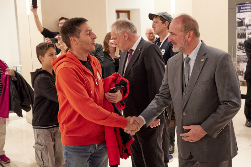 Bundesratspräsident Peter Samt (FPÖ) begrüßt einen Besucher