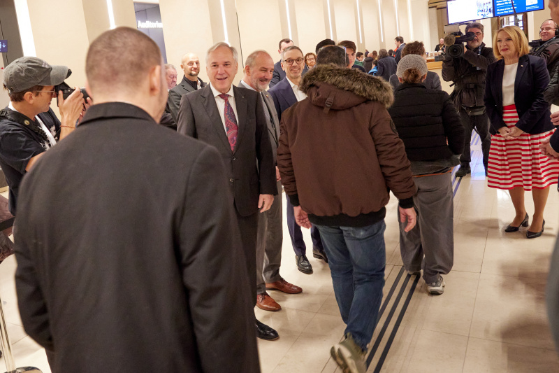 Nationalratspräsident Walter Rosenkranz (FPÖ) begrüßt die ersten Besucherinnen und Besucher
