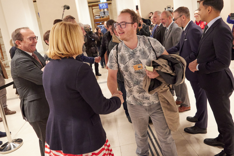 Dritte Nationalratspräsidentin Doris Bures begrüßt einen Besucher