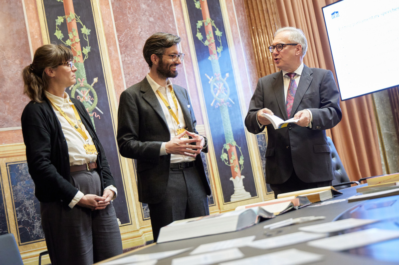 Natonalratspräsident Walter Rosenkranz (FPÖ) am Stand der Stenografinnen und Stenografen des Parlaments