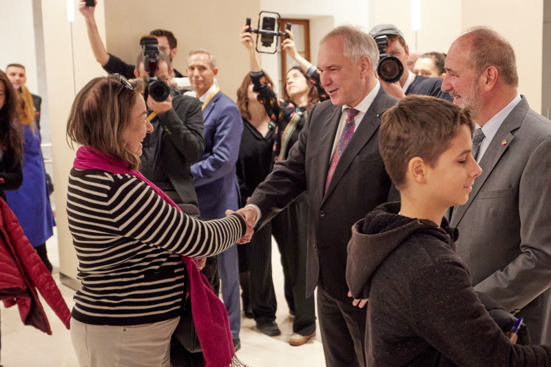 Nationalratspräsident Walter Rosenkranz (FPÖ) begrüßt eine Besucherin