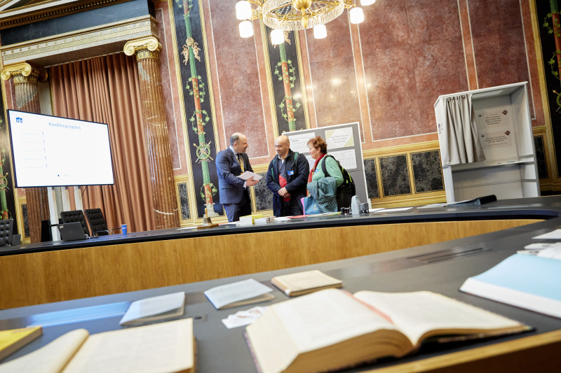 Besucherin und Besucher am Stand des Nationalratsdienstes