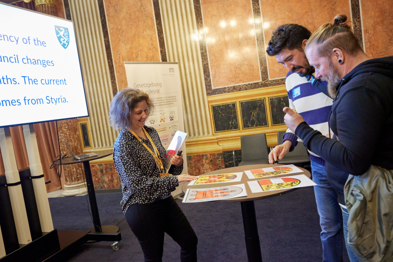 Besucher am Stand des Bundesrates