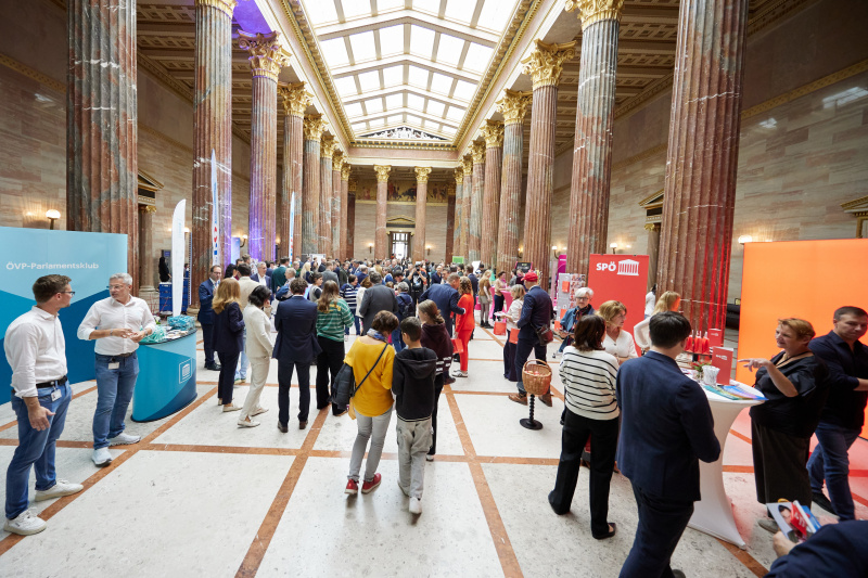 Infostände der Klubs in der Säulenhalle