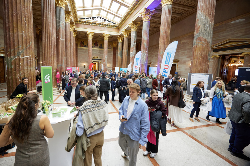 Infostände der Klubs in der Säulenhalle