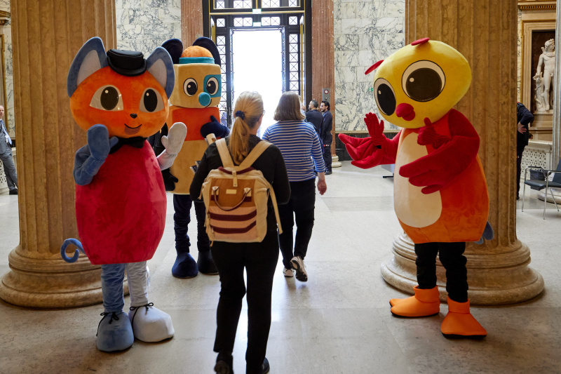 Maskottchen der Demokratiewerstatt verabschieden die Besucherinnen und Besucher