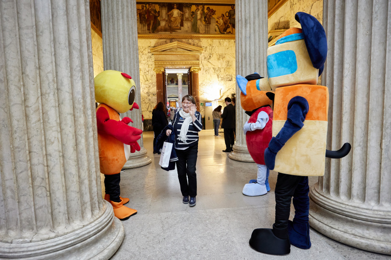 Maskottchen der Demokratiewerstatt verabschieden die Besucherinnen und Besucher