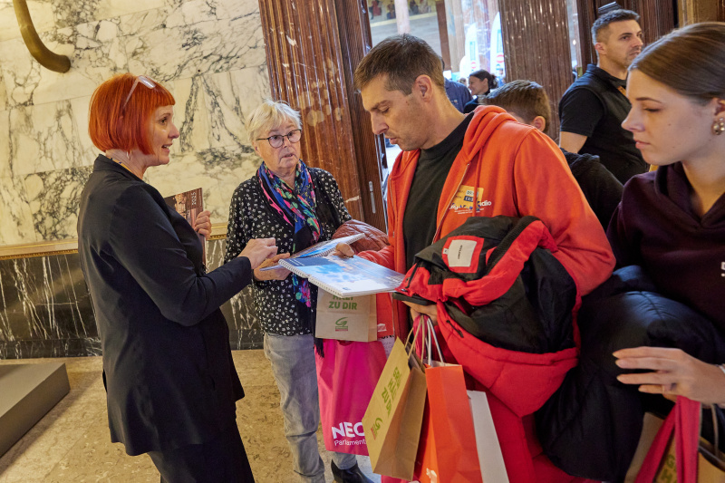 Besucherinnen und Besucher am Stand des Parlamentsshops