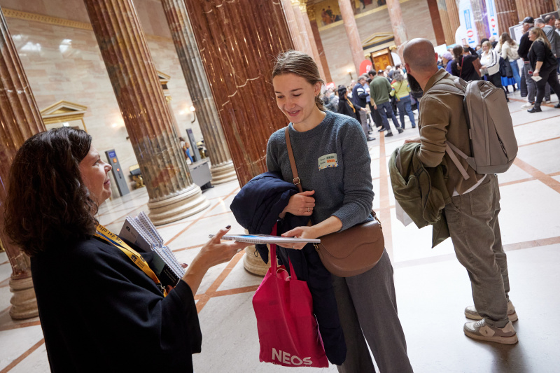 Besucherinnen und Besucher in der Säulenhalle