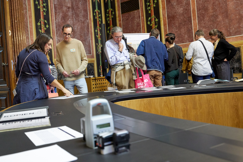 Besucherin und Besucher am Stand des Nationalratsdienstes