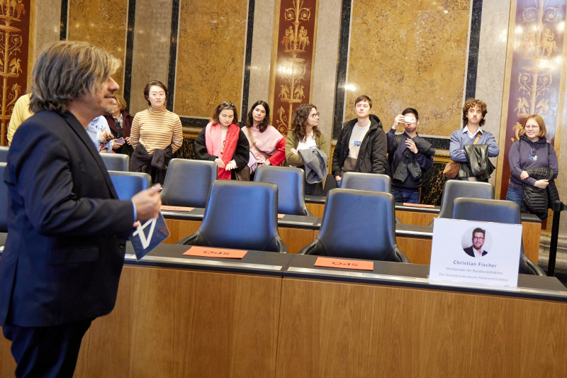 Besucherinnen und Besucher im Bundesratssaal