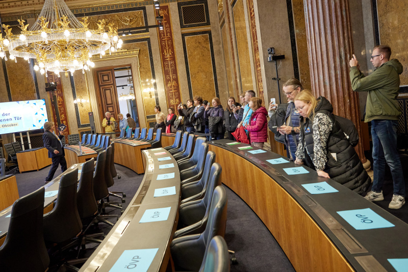 Besucherinnen und Besucher im Bundesratssaal