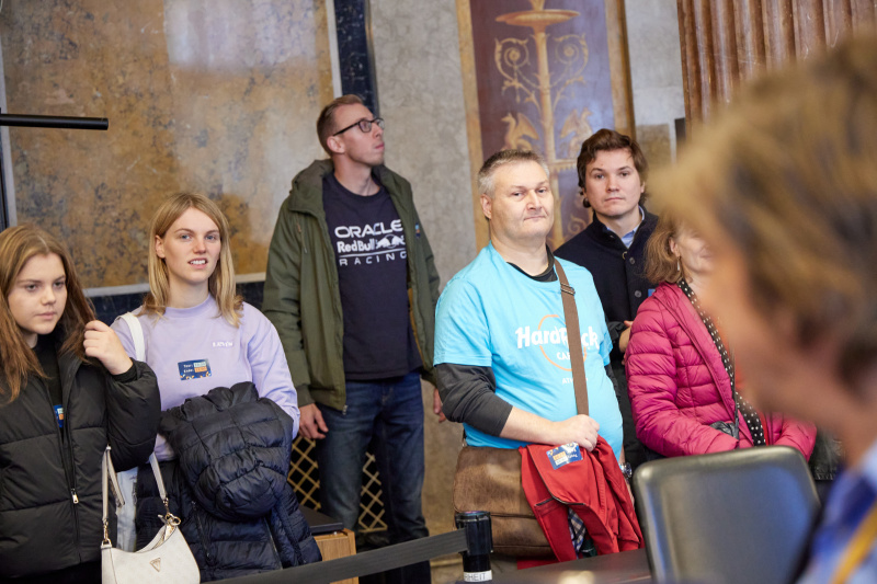 Besucherinnen und Besucher im Bundesratssaal