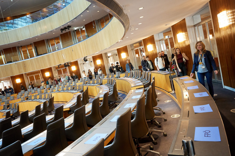 Besucherinnen und Besucher im Nationalratssaal