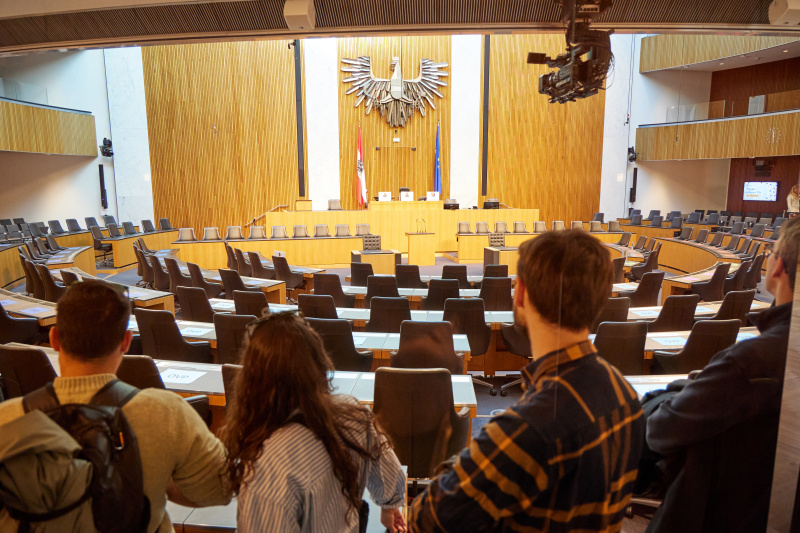 Besucherinnen und Besucher im Nationalratssaal
