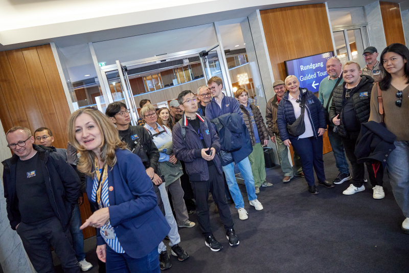 Besucherinnen und Besucher im Couloir des Nationalrates