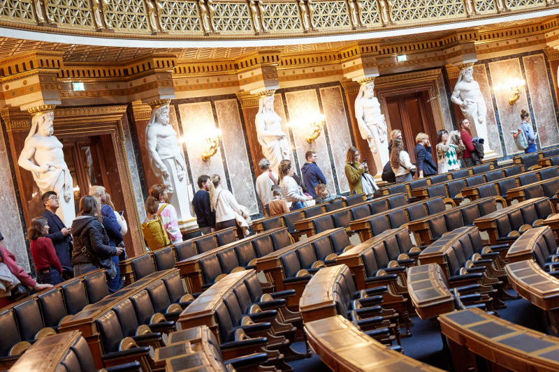 Besucherinnen und Besucher im Bundesversammlungssaal