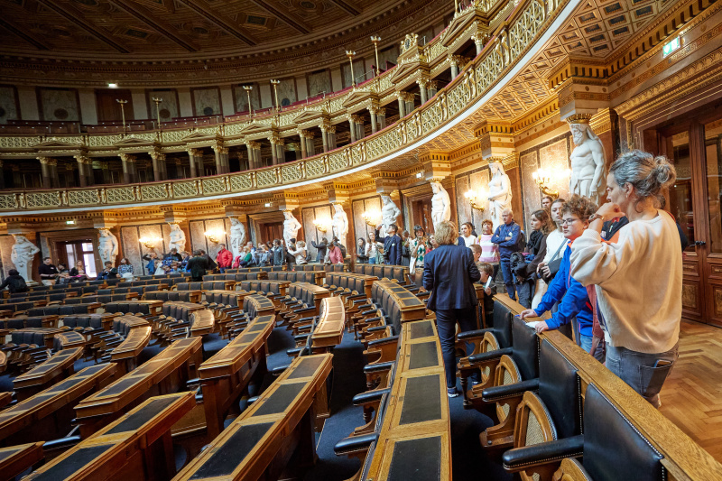 Besucherinnen und Besucher im Bundesversammlungssaal