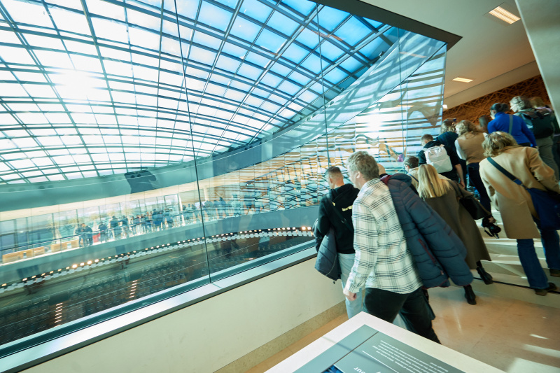 Besucherinnen und Besucher im Plenarium