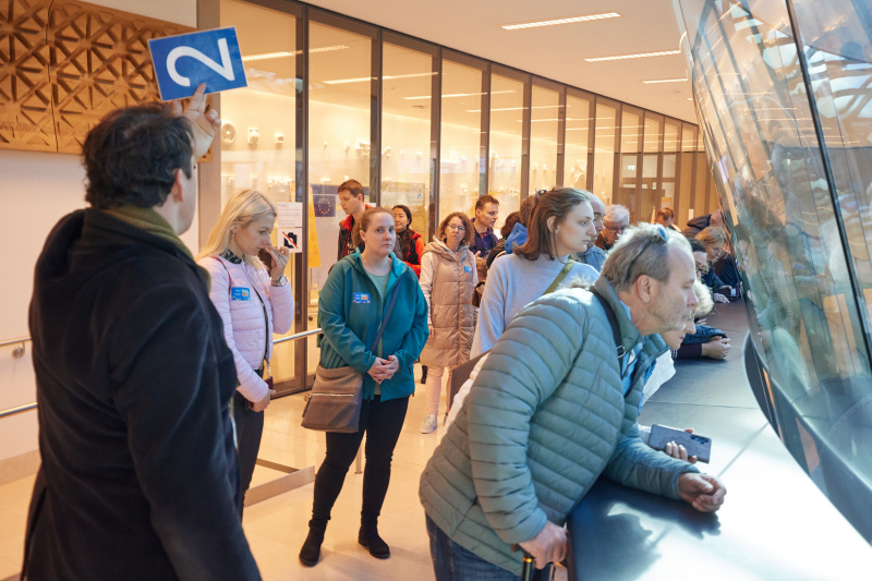 Besucherinnen und Besucher im Plenarium