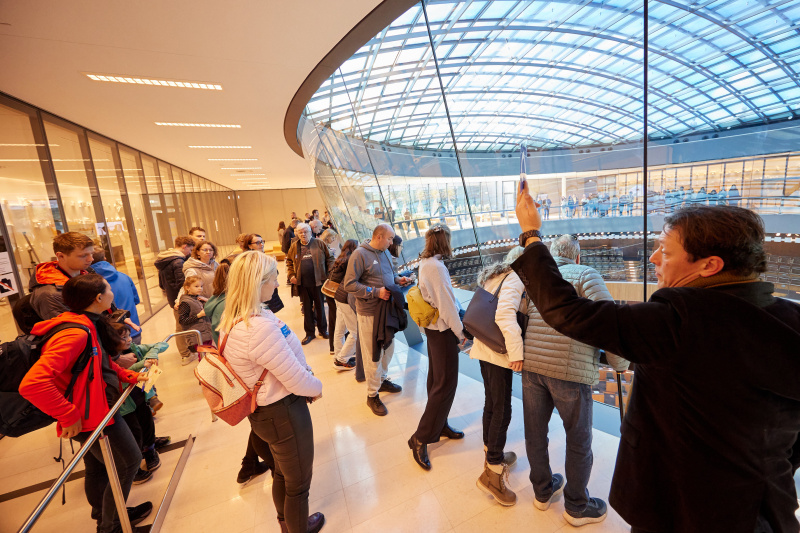 Besucherinnen und Besucher im Plenarium