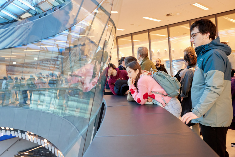 Besucherinnen und Besucher im Plenarium