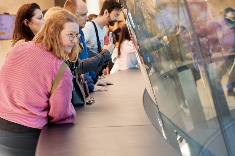 Besucherinnen und Besucher im Plenarium