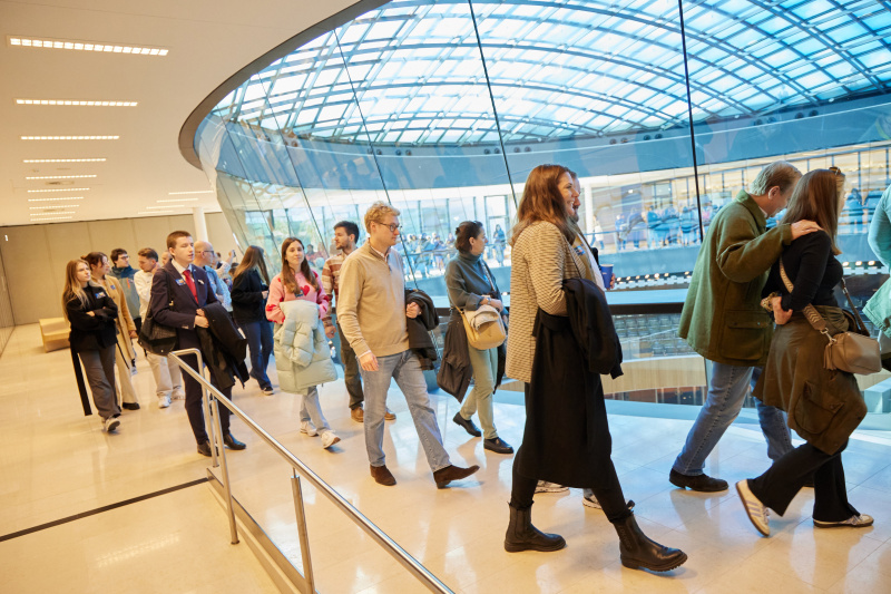 Besucherinnen und Besucher im Plenarium