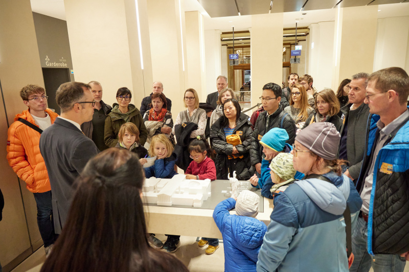 Beginn des Rundgangs in der Agora