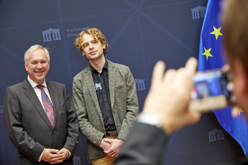 Nationalratspräsident Walter Rosenkranz (FPÖ) mit Besucherinnen und Besuchern