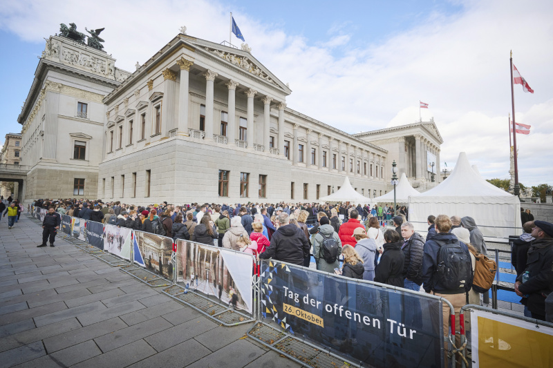 Wartende Besucher und Besucherinnen vor dem Parlamentsgebäude