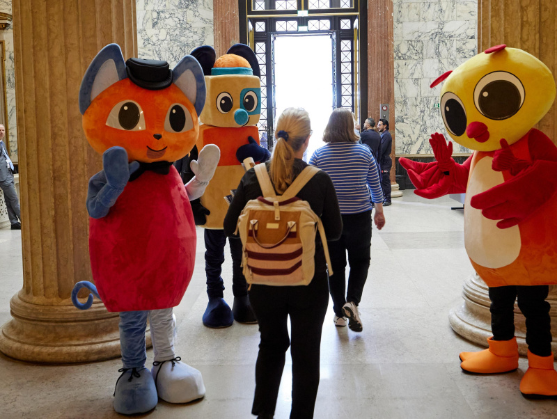 Maskottchen der Demokratiewerstatt verabschieden die Besucherinnen und Besucher