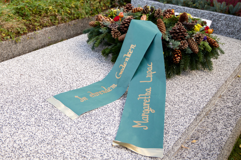 Grab von Margaretha Lupac mit Kranz
