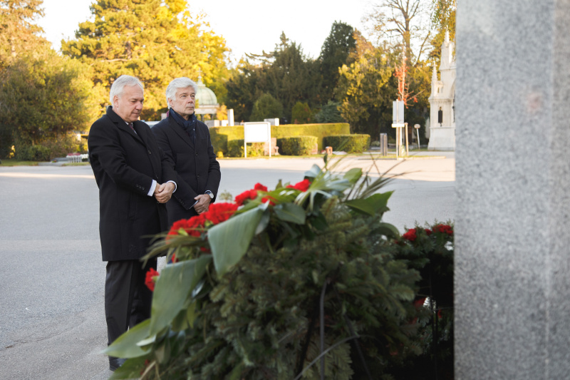 Von links: Nationalratspräsident Walter Rosenkranz (FPÖ), Parlamentsdirektor Harald Dossi bei der Kranzniederlegung